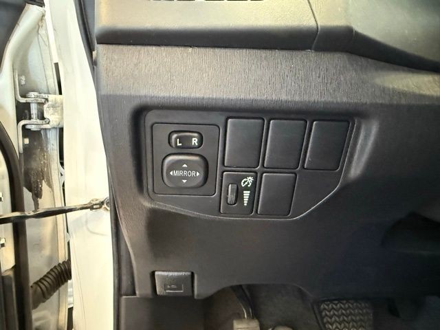 Toyota Prius Vehicle Full-screen Gallery Image 16