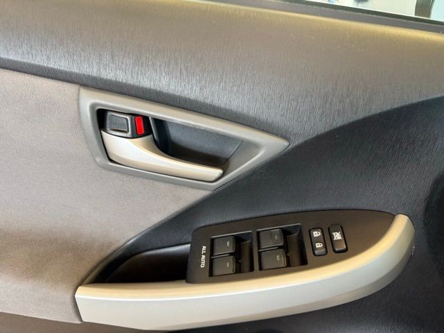 Toyota Prius Vehicle Full-screen Gallery Image 17