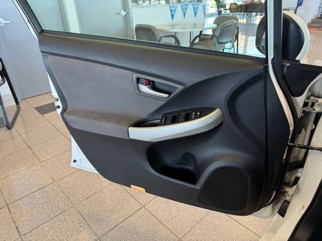 Toyota Prius Vehicle Full-screen Gallery Image 18