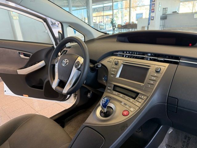 Toyota Prius Vehicle Full-screen Gallery Image 23