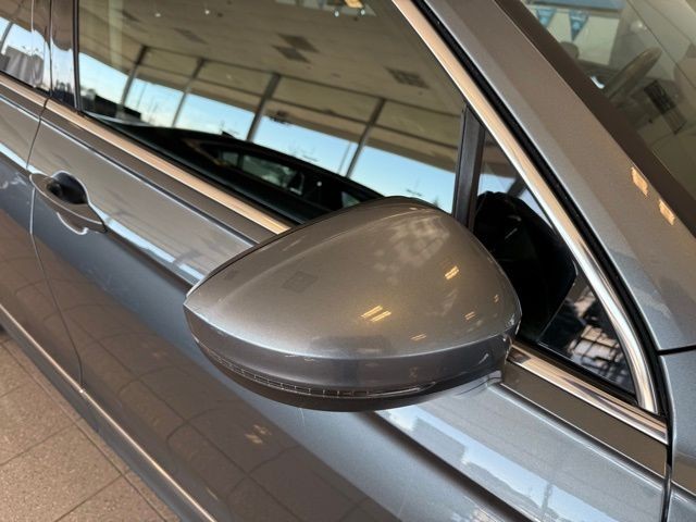 Volkswagen Tiguan Vehicle Full-screen Gallery Image 11