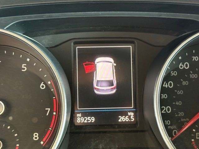 Volkswagen Tiguan Vehicle Full-screen Gallery Image 12