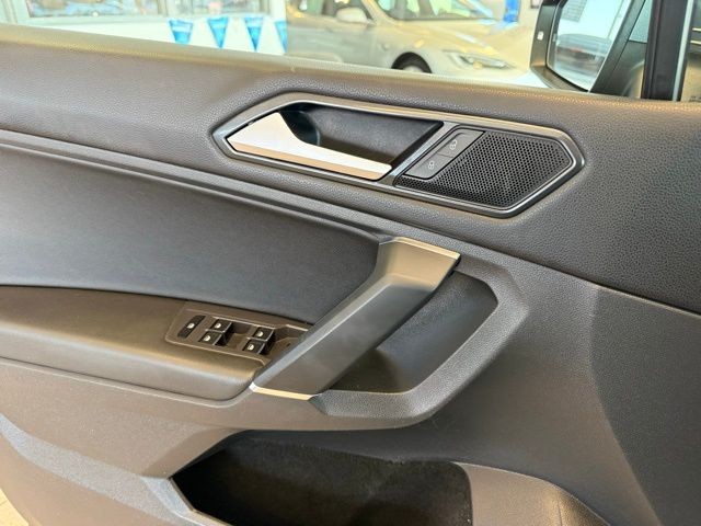 Volkswagen Tiguan Vehicle Full-screen Gallery Image 18