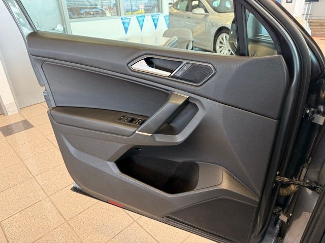 Volkswagen Tiguan Vehicle Full-screen Gallery Image 19