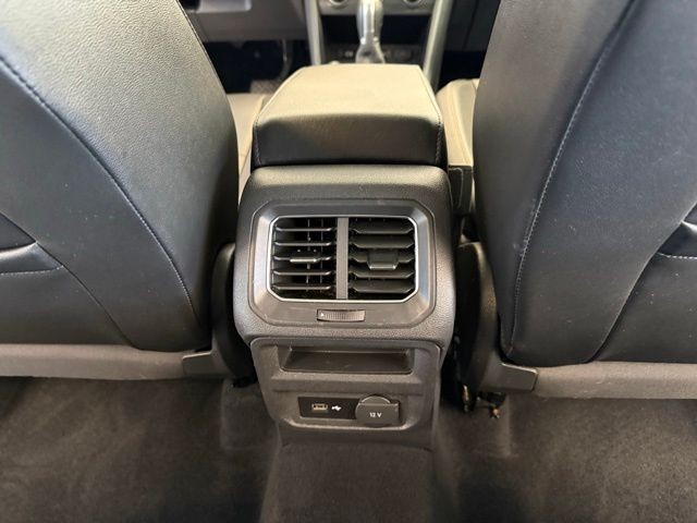 Volkswagen Tiguan Vehicle Full-screen Gallery Image 23