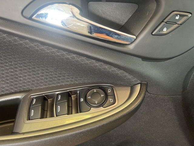 Chevrolet Malibu Vehicle Full-screen Gallery Image 32