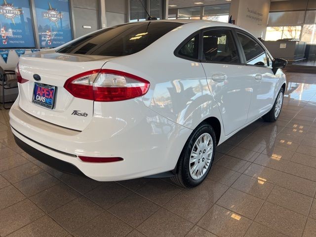 Ford Fiesta Sedan Vehicle Full-screen Gallery Image 05