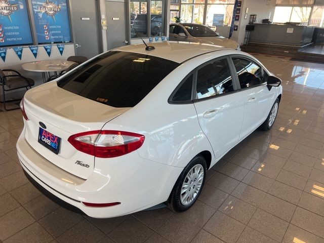 Ford Fiesta Sedan Vehicle Full-screen Gallery Image 06