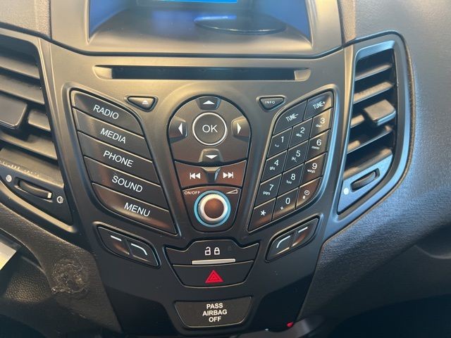 Ford Fiesta Sedan Vehicle Full-screen Gallery Image 23