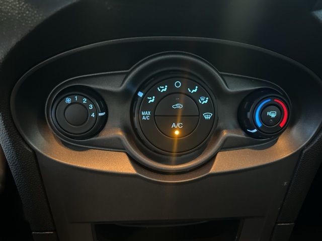 Ford Fiesta Sedan Vehicle Full-screen Gallery Image 24