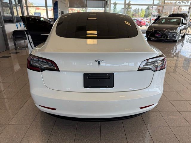 Tesla Model 3 Vehicle Full-screen Gallery Image 04