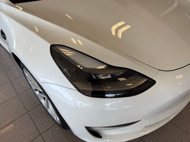 Tesla Model 3 Vehicle Full-screen Gallery Image 09