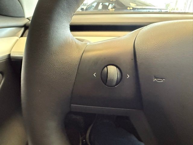 Tesla Model 3 Vehicle Full-screen Gallery Image 15