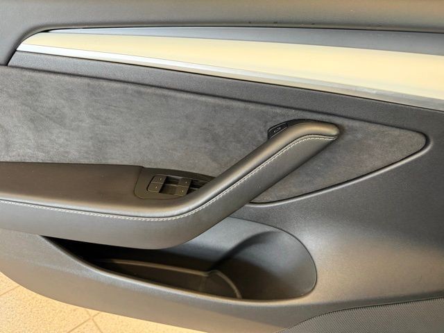 Tesla Model 3 Vehicle Full-screen Gallery Image 16