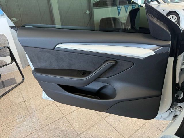 Tesla Model 3 Vehicle Full-screen Gallery Image 17