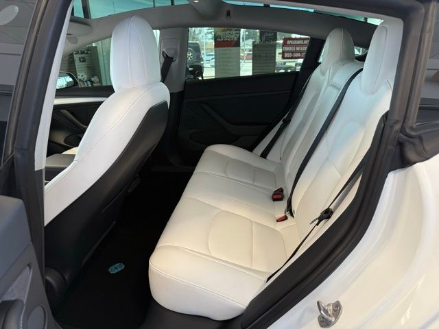 Tesla Model 3 Vehicle Full-screen Gallery Image 18