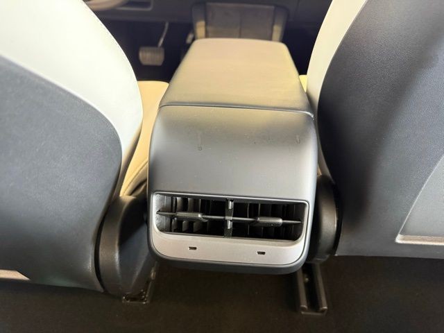 Tesla Model 3 Vehicle Full-screen Gallery Image 20