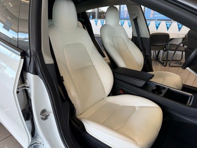 Tesla Model 3 Vehicle Full-screen Gallery Image 22