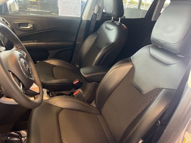 Jeep Compass Vehicle Full-screen Gallery Image 18
