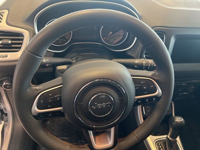 Jeep Compass Vehicle Full-screen Gallery Image 21