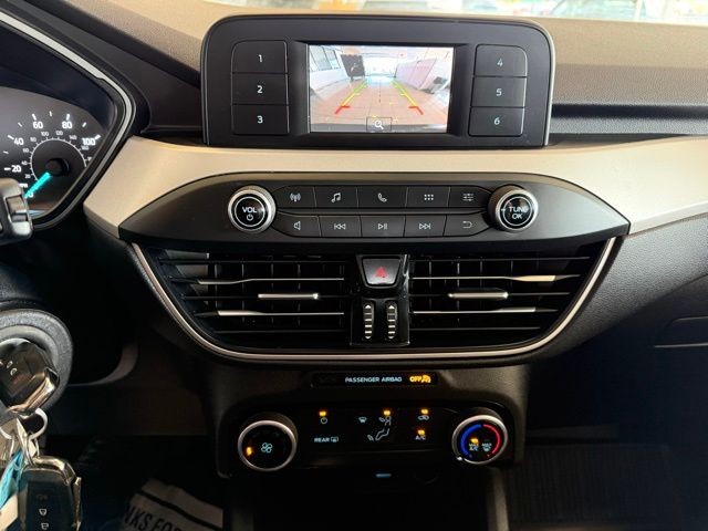 Ford Escape Vehicle Full-screen Gallery Image 15