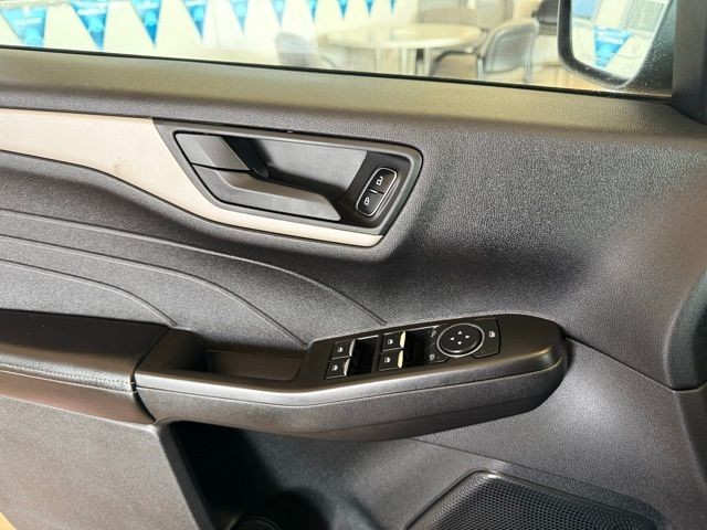 Ford Escape Vehicle Full-screen Gallery Image 19