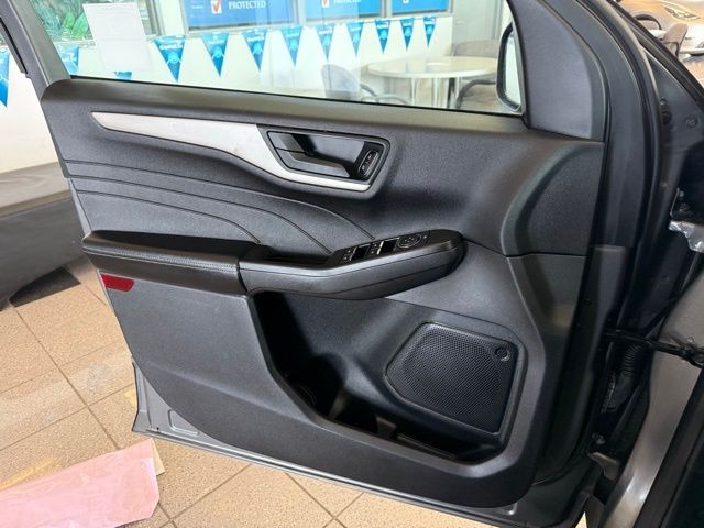 Ford Escape Vehicle Full-screen Gallery Image 20