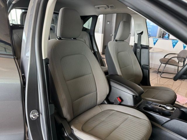 Ford Escape Vehicle Full-screen Gallery Image 25