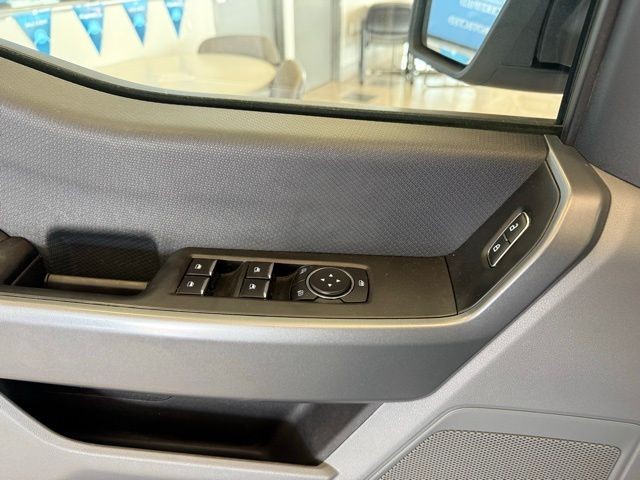Ford F-150 Vehicle Full-screen Gallery Image 19