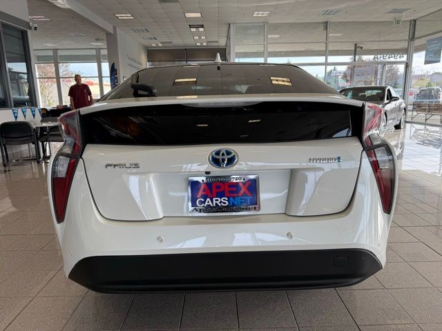 Toyota Prius Vehicle Full-screen Gallery Image 04