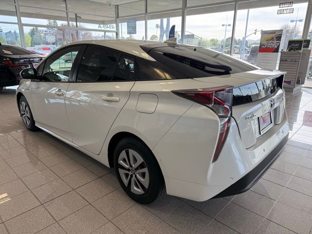 Toyota Prius Vehicle Full-screen Gallery Image 05