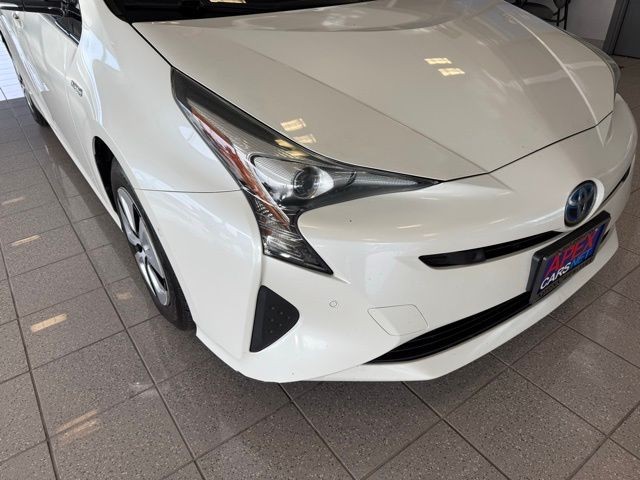 Toyota Prius Vehicle Full-screen Gallery Image 08