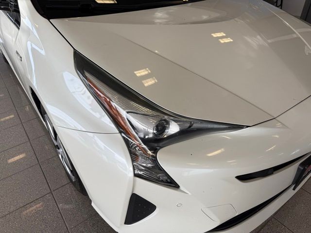 Toyota Prius Vehicle Full-screen Gallery Image 09