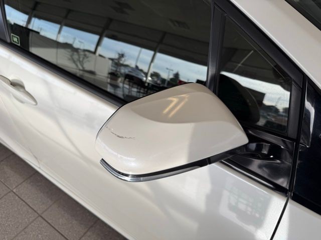 Toyota Prius Vehicle Full-screen Gallery Image 11