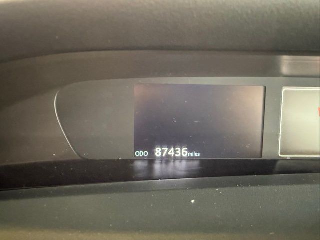 Toyota Prius Vehicle Full-screen Gallery Image 12