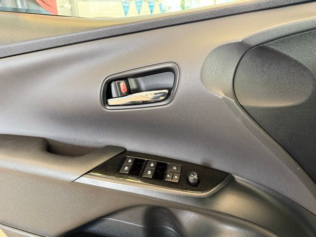 Toyota Prius Vehicle Full-screen Gallery Image 17