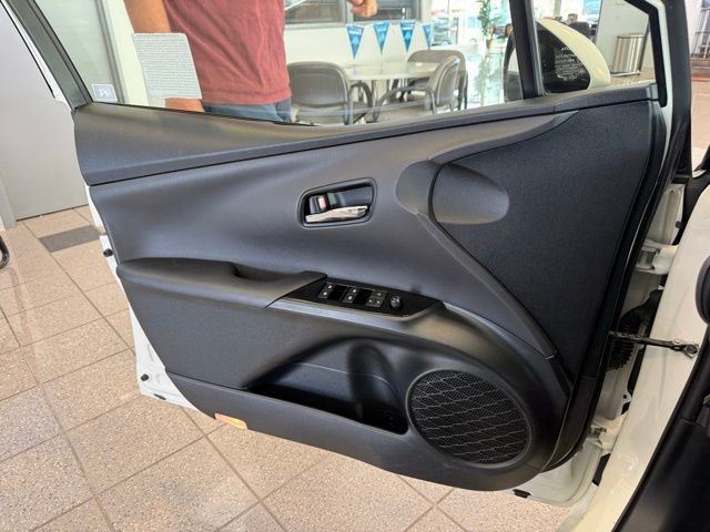 Toyota Prius Vehicle Full-screen Gallery Image 18