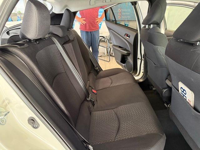 Toyota Prius Vehicle Full-screen Gallery Image 21