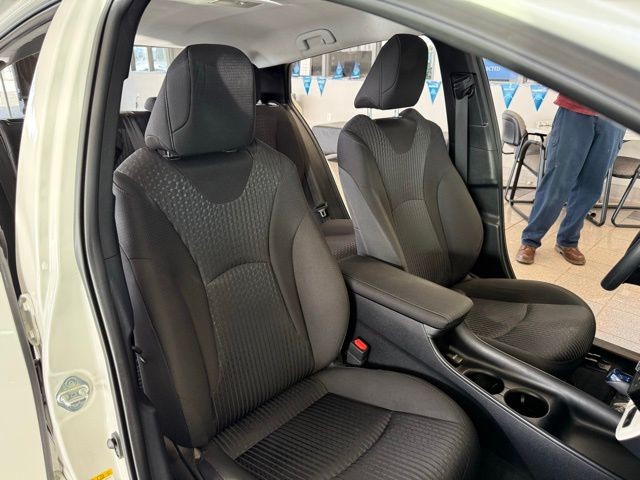 Toyota Prius Vehicle Full-screen Gallery Image 22