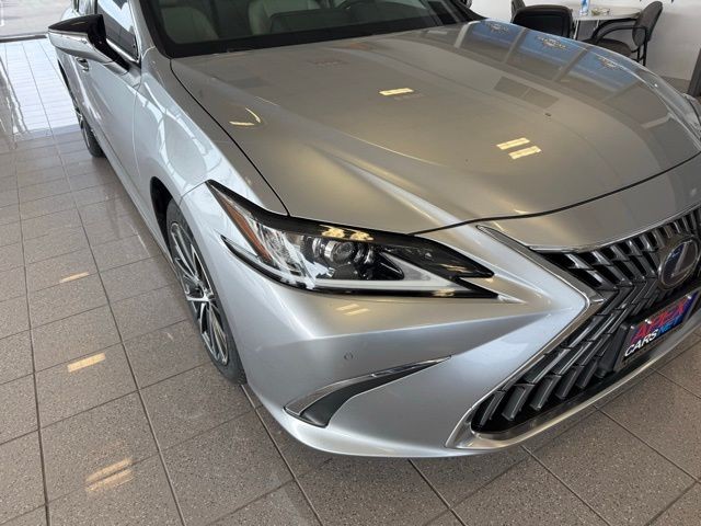 Lexus ES Vehicle Full-screen Gallery Image 08