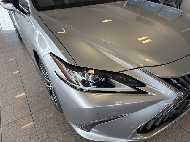 Lexus ES Vehicle Full-screen Gallery Image 09