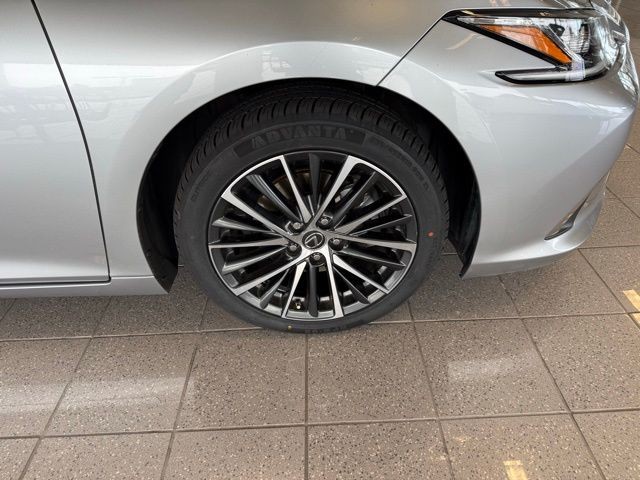 Lexus ES Vehicle Full-screen Gallery Image 10