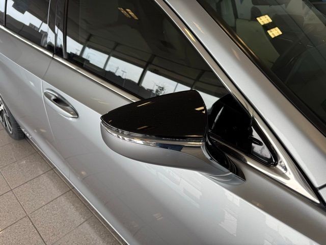 Lexus ES Vehicle Full-screen Gallery Image 11