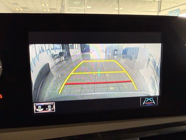 Lexus ES Vehicle Full-screen Gallery Image 14