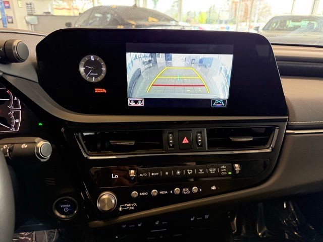 Lexus ES Vehicle Full-screen Gallery Image 15