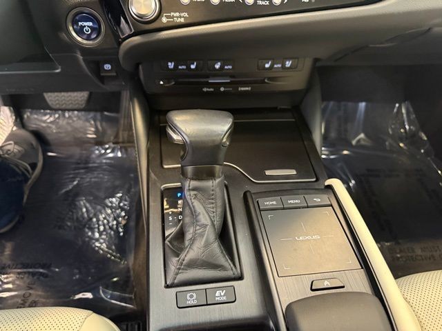 Lexus ES Vehicle Full-screen Gallery Image 16