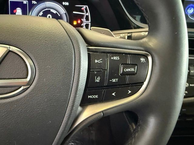 Lexus ES Vehicle Full-screen Gallery Image 17