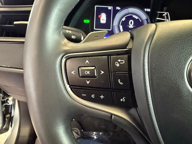 Lexus ES Vehicle Full-screen Gallery Image 18