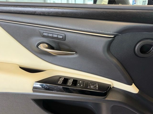 Lexus ES Vehicle Full-screen Gallery Image 19