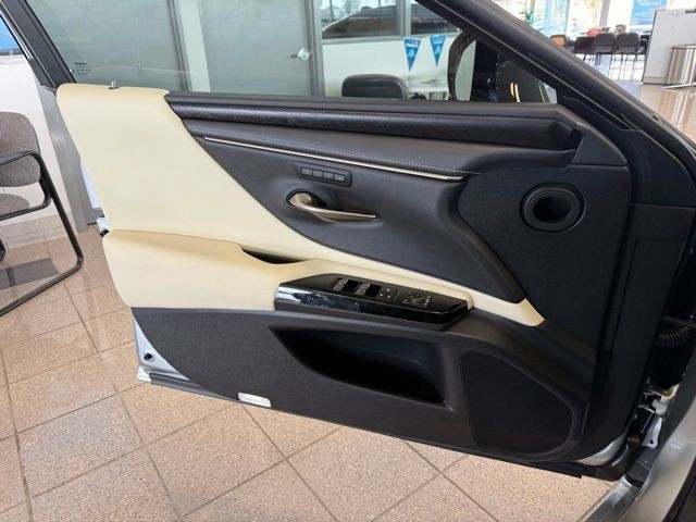 Lexus ES Vehicle Full-screen Gallery Image 20